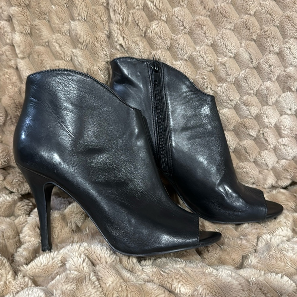 Nine West leather peep toe booties us 7 black